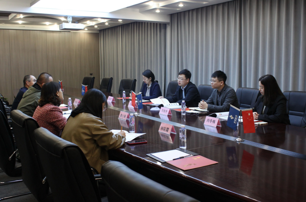 Huazi Industry Holds University-Enterprise Coopera